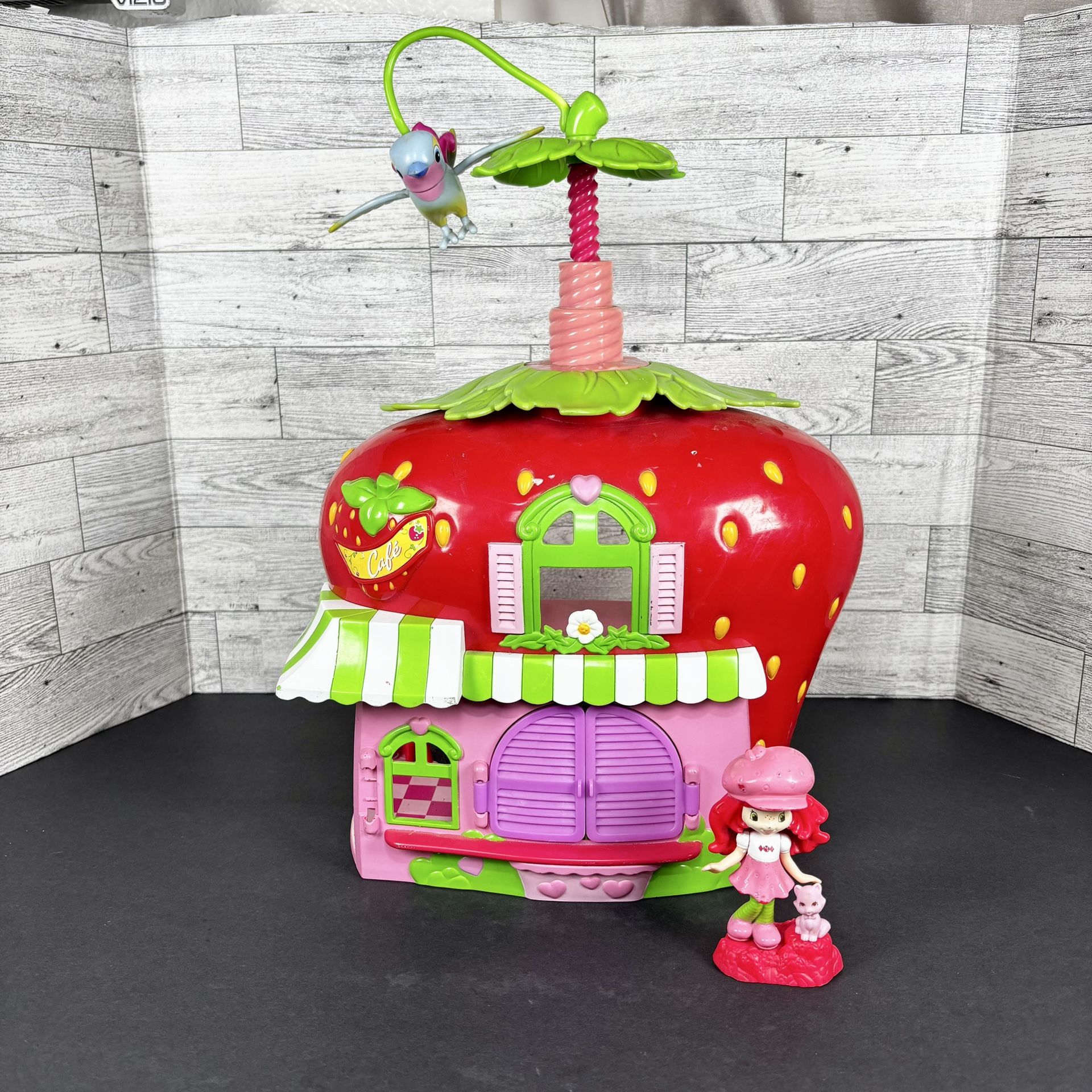 Strawberry Shortcake Twirly Bird Cafe 2008 with Strawberry Shortcake 4 inch figure