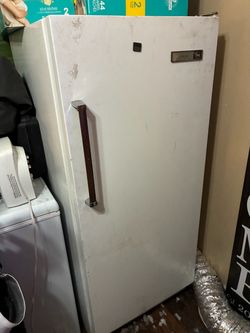 Upright deep freezer
