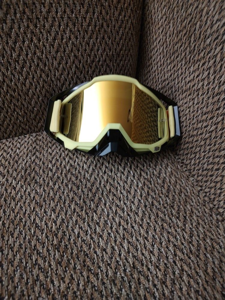 100% SKI/MOTORCYCLE GOGGLES. GOLD LENS. ADJUSTABLE STRAP. NEW. PICKUP ONLY.