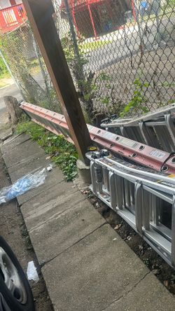 Louisville 32-Foot Fiberglass Extension Ladder (L-3022-32PT)