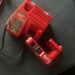 Milwaukee M12/M18 Battery Charger + Magnetic Work Light – Works Great