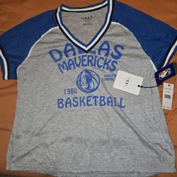 WEAR by Erin Andrews Dallas Mavericks Woman V- Neck Shirt- Xl(mm)