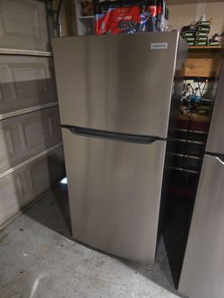 Frigidaire Top-Freezer Refrigerator Stainless Steel