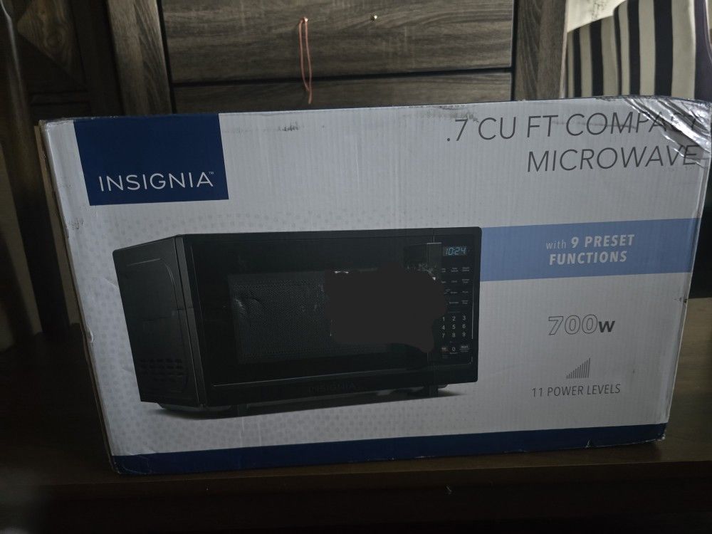 7 CU Ft Insignia Microwave