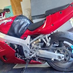 NEEDS Work been sitting 1997 Kawasaki ZX7R 750CC extra: engine & rims tires  + more