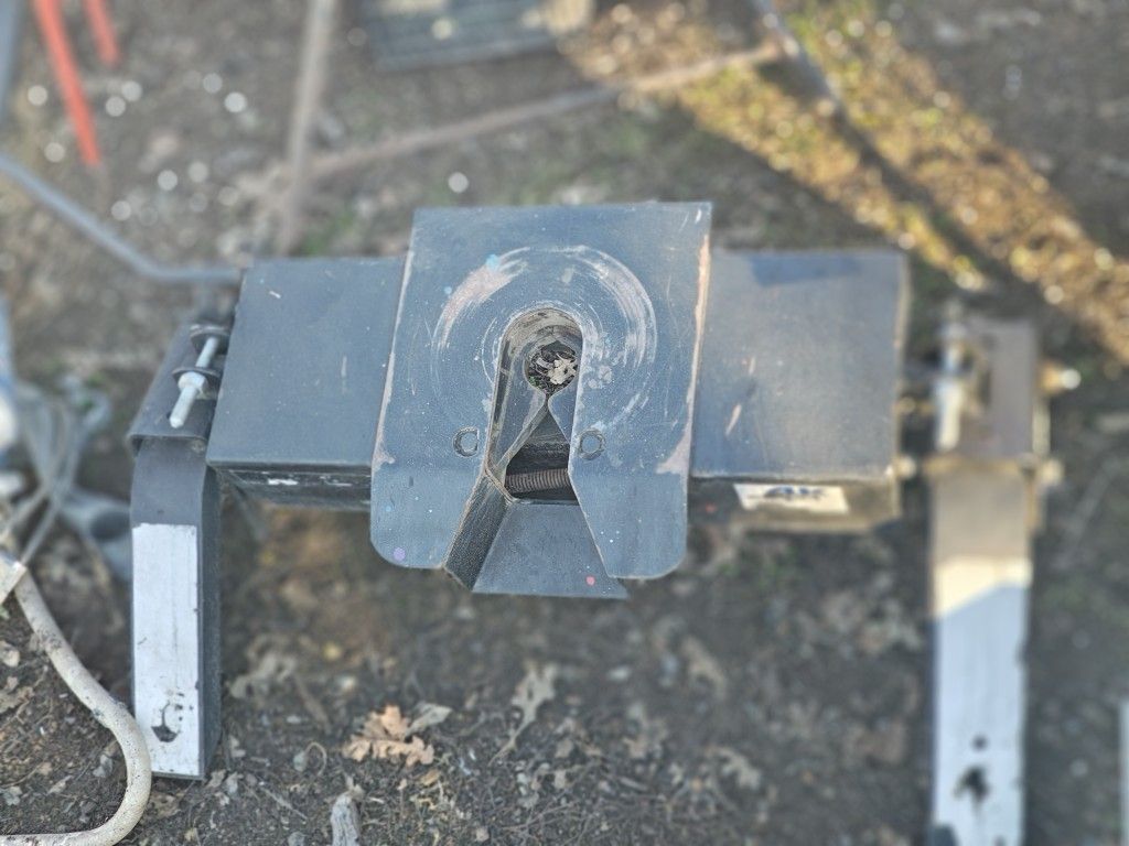 Fifth wheel hitch