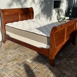 Nice Queen size sled bed, mattress and boxspring included. Perfect conditions!! I can deliver for an additional cost. Price 200$  