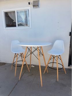 Table with 2 barstools