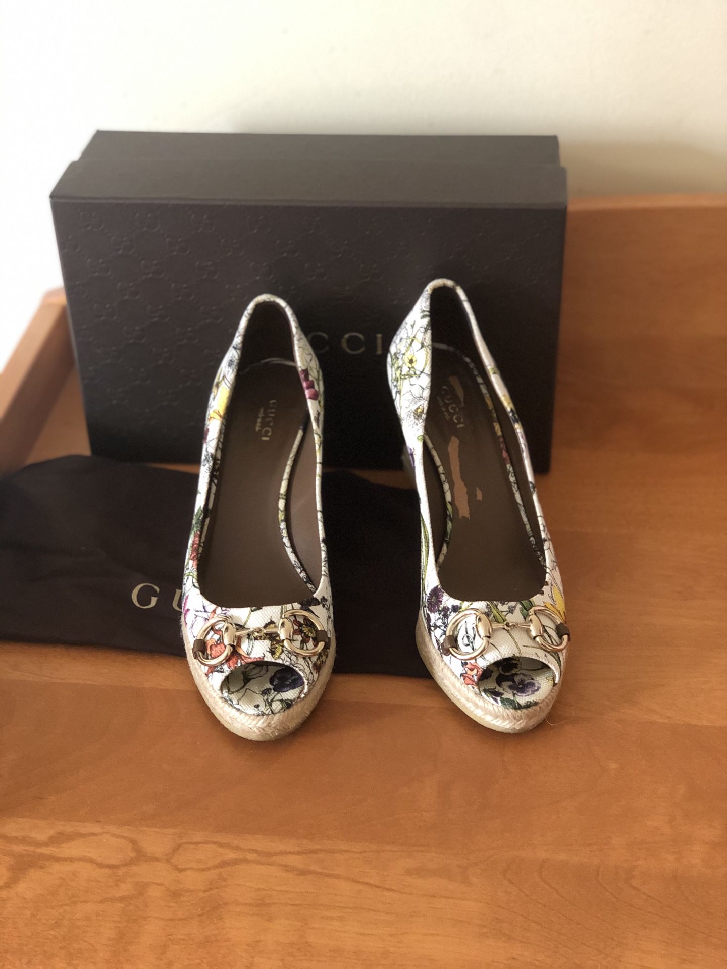 Gucci women wedge shoes size 8.5