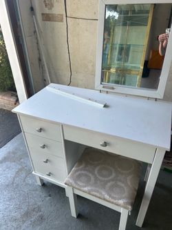 White vanity with mirror