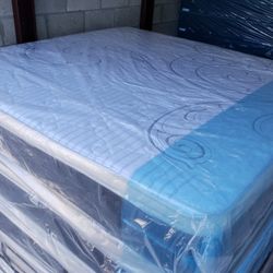 NEW KING PLUSH PILLOW TOP MATTRESS. Bed frame is not available. Take it home same day 👍