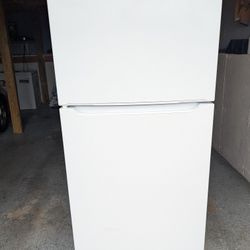 Frigidaire Top Freezer Refrigerator 