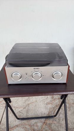 Jensen Turntable Record Player with AM/FM Radio