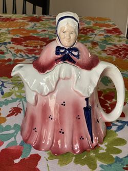 “Old Lady” English Tea Pot