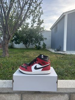 Air Jordan 1 Mid Chicago Black Toe Size 8