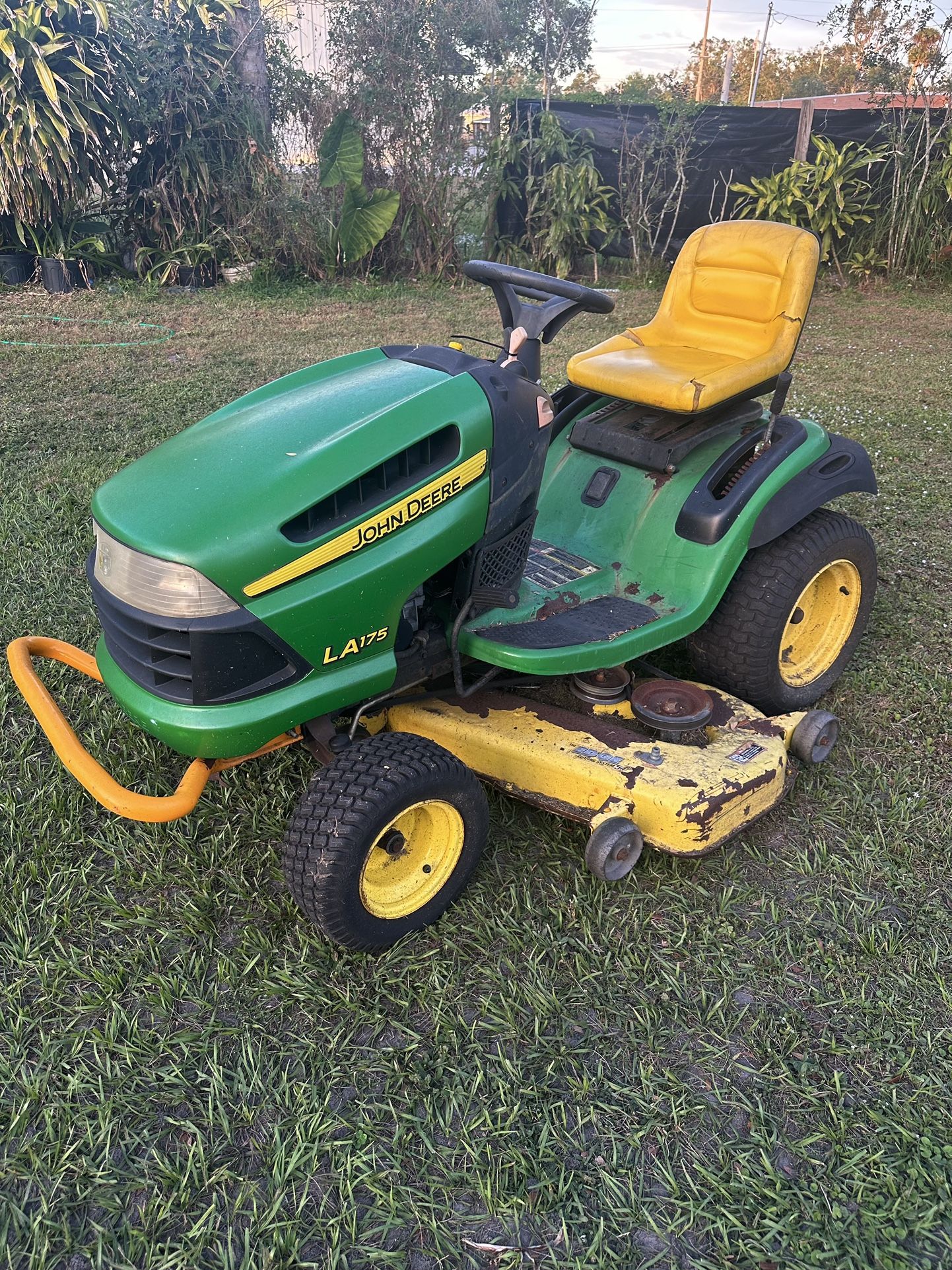 John Deere LA175 Riding Mower