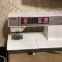 PFAFF Quilt Expression 4.0 Sewing Machine 