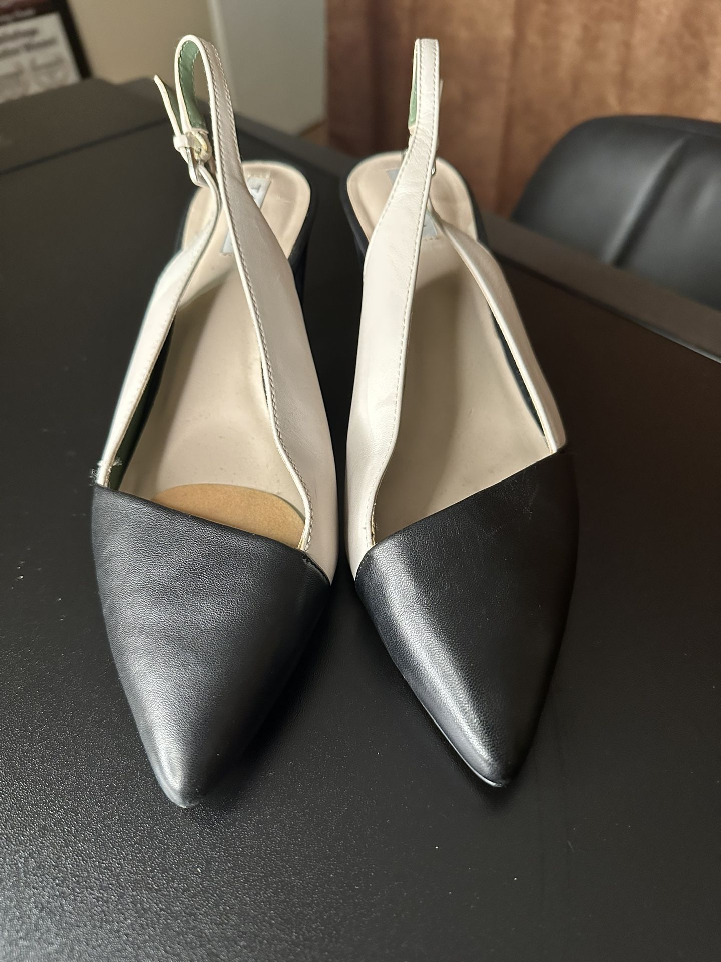 Tahari Taron Two Toned Pump Size 8 1/2