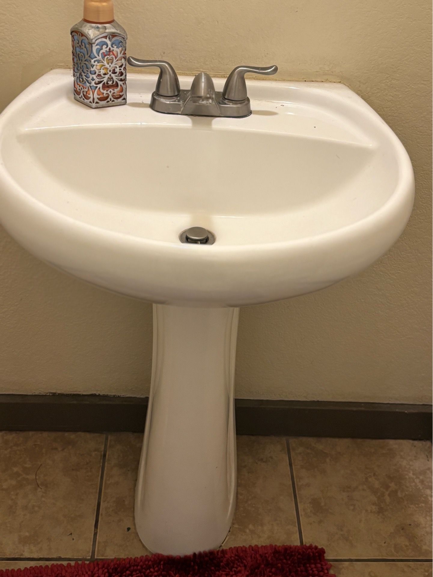 Bathroom pedestal sink