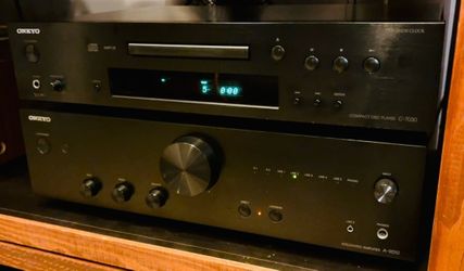 Onkyo A9010 Stereo Amplifier with matching Onkyo C-7030 CD Player