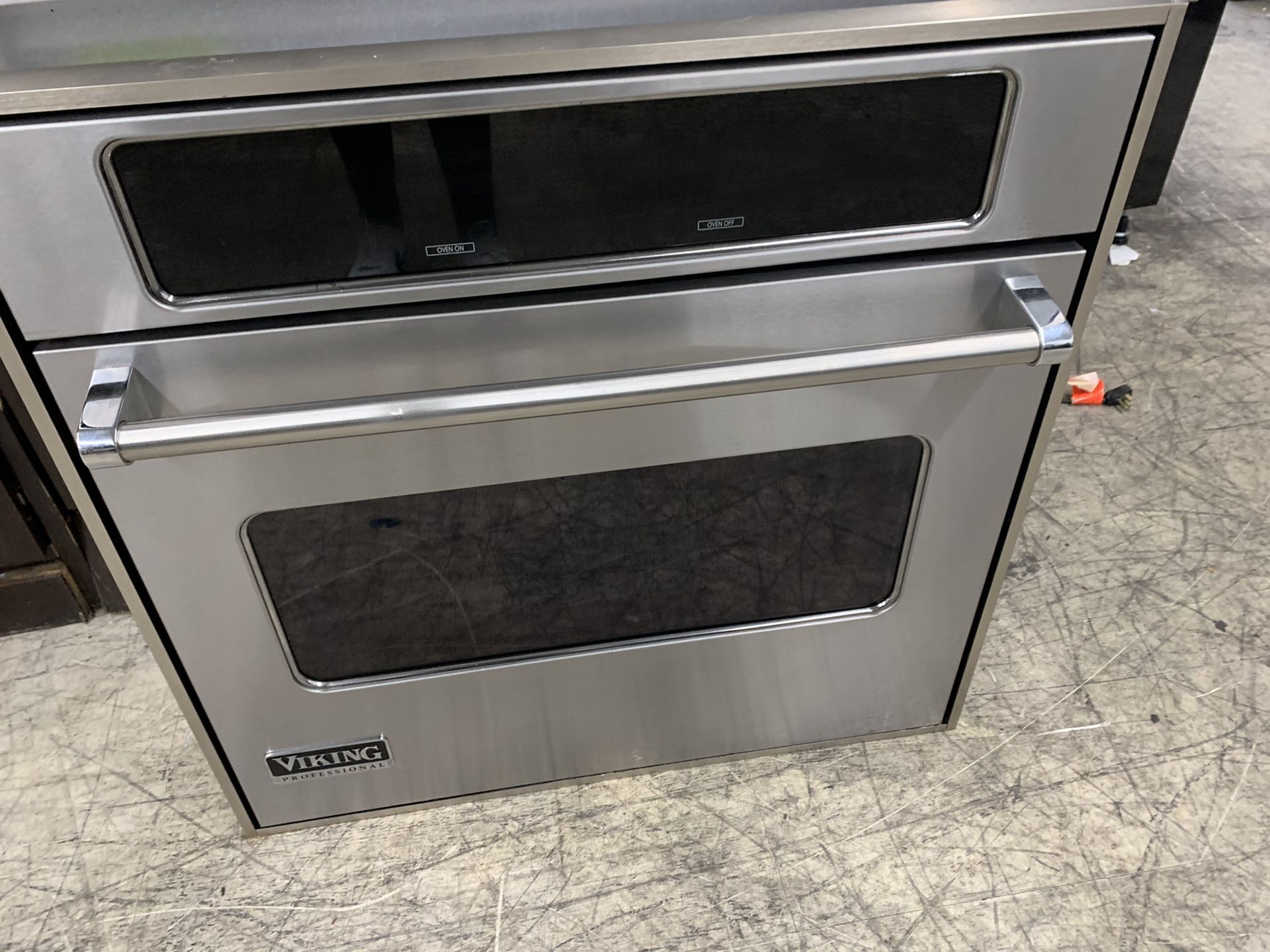 30” viking single oven in stainless steel