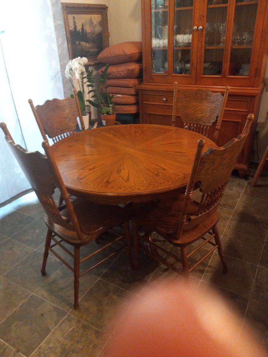 Kitchen Table With 4 Chairs. 