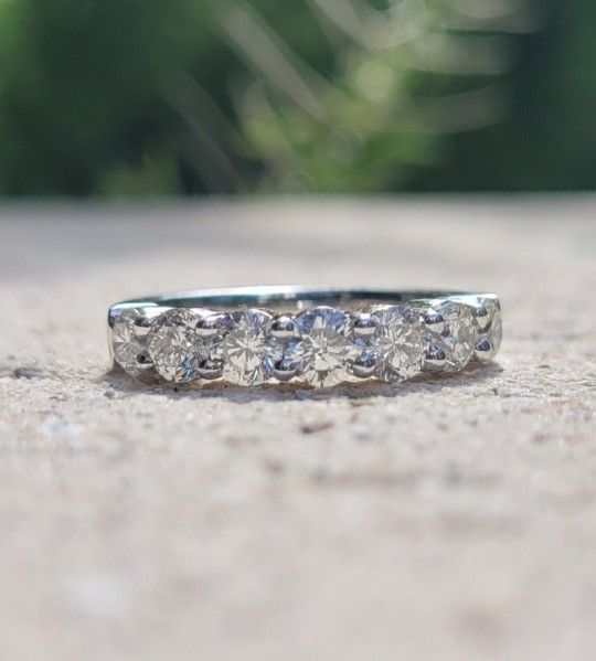 18K Gold 1.4 CT 7 Diamond Signed Amoro Designer Ring (Retails for $6500)