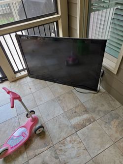 Insignia TV 54 inches
