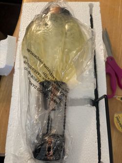 New in box outdoor hot air balloon solar garden light (yellow)