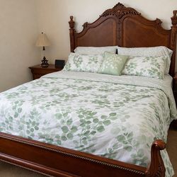 Luxury Solid Wood Bedroom Set w/ Dresser, Mirror & Nightstands + Lamps