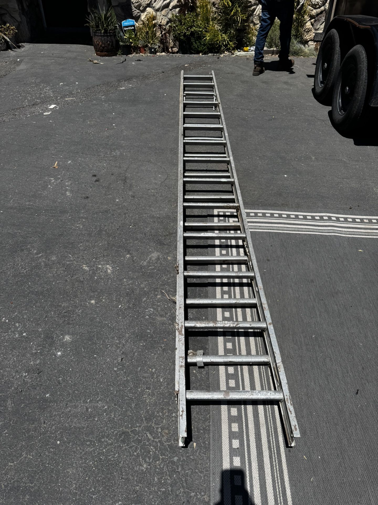 Extension Ladder Aluminum 20ft+