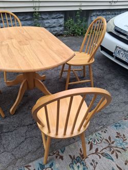 Kitchen table/ chairs