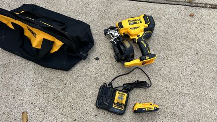 DEWALT 20 VOLT MAX XR BRUSHLESS ROOFING NAILER WITH 2AH BATTERY,CHARGER AND BAG