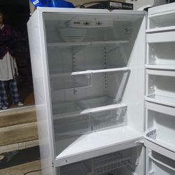 Kenmore Refrigerator with freezer 