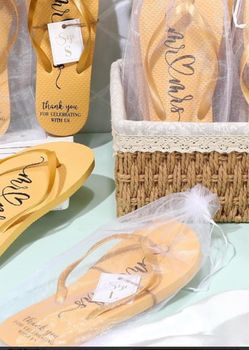 Zoooyawn 48Pairs Wedding Flip Flops Bulk with Sign Wedding Slippers for Reception Guests, Disposable Party Sandals, Decorative Sign Included, Outdoor 