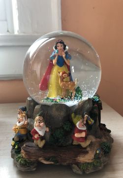 Disney Snow White Musical Snow Globe RARE