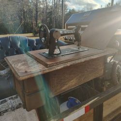 Antique Singer Sewing Machine With Table
