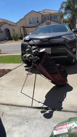 Titliest complete golf club set  Callaway driver nice putter  wedge. And sand vice. It’s super light Nike bag very good condition.