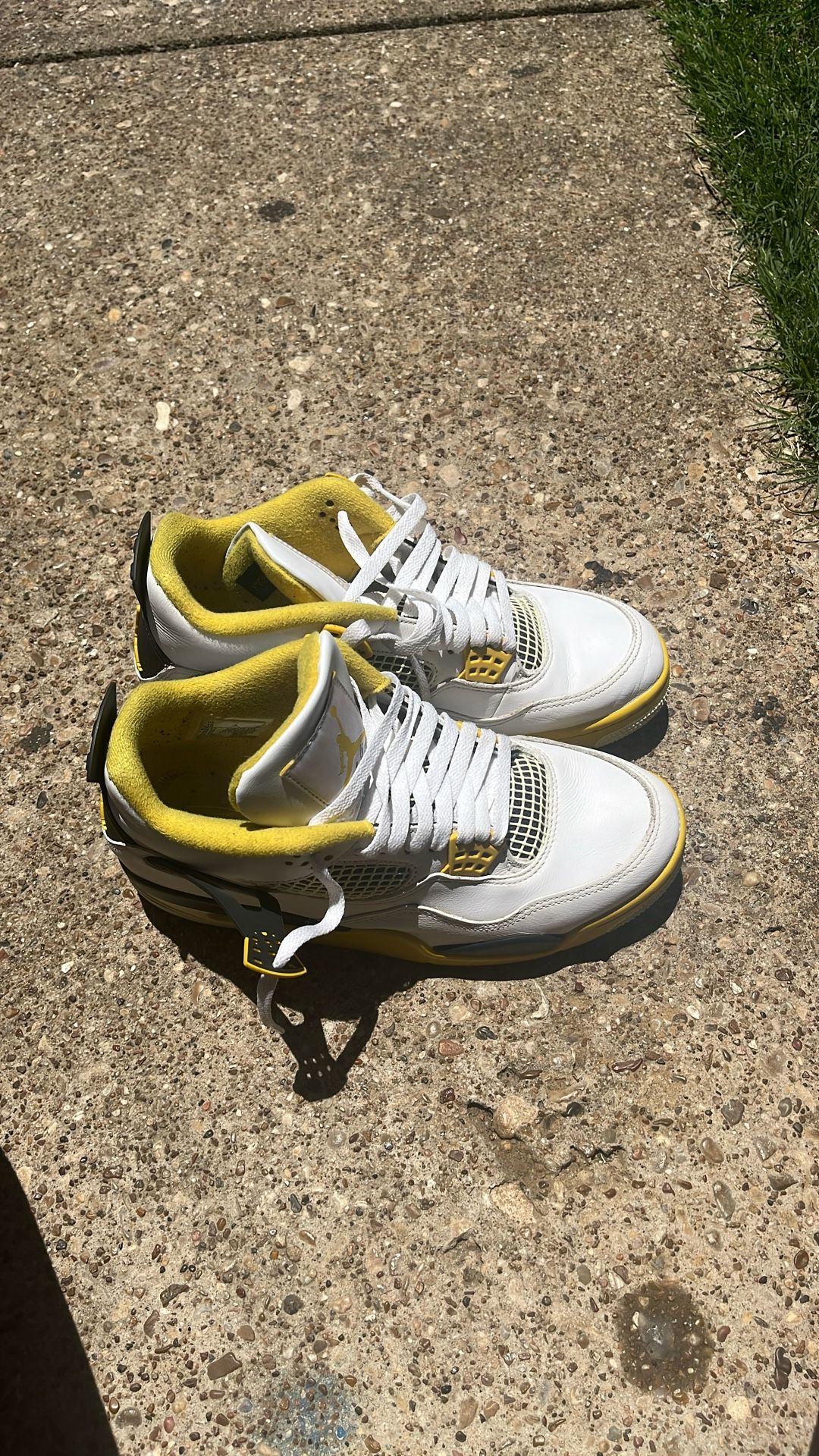 Wmns Air Jordan Retro 'Vivid Sulfur'