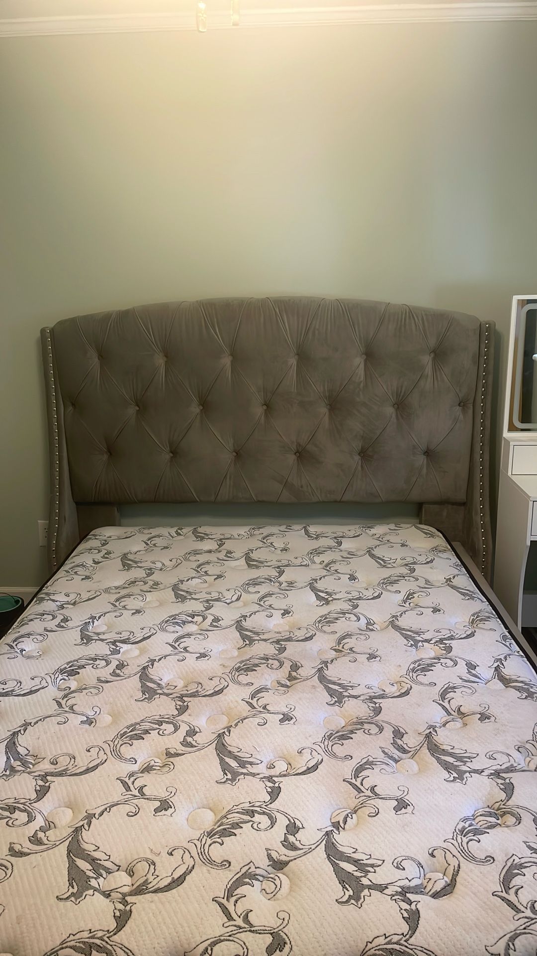 Grey Queen Tufted Bedfram