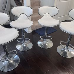 Bar Chairs Set Of 4 In Very Good Condition