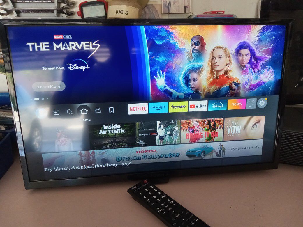 Smart TV 24 Inch With Wall Mount Just Like New $59 Very Firm