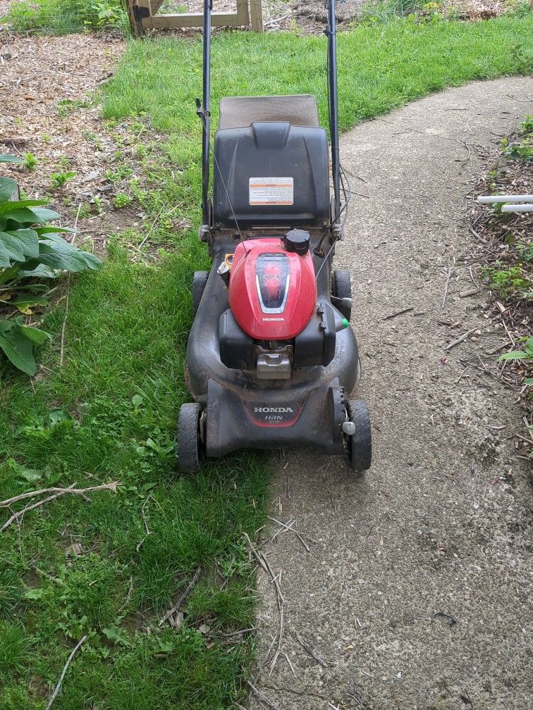 Honda HRN216 Gas lawnmower 