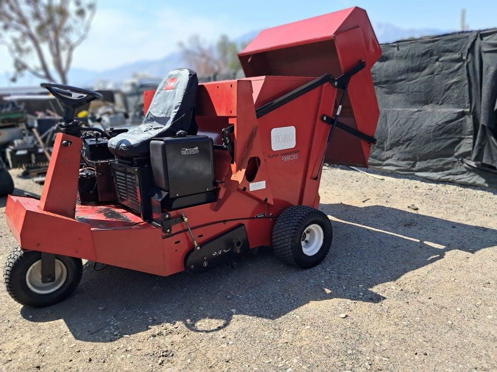 Toro 4800 Sweeper