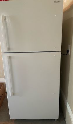 Insignia 18 Cu. Ft. Refrigerator – White – Excellent Working Condition