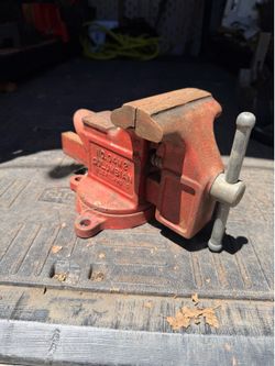 Vintage Columbian 4" swivel Bench Vise # 04 M2