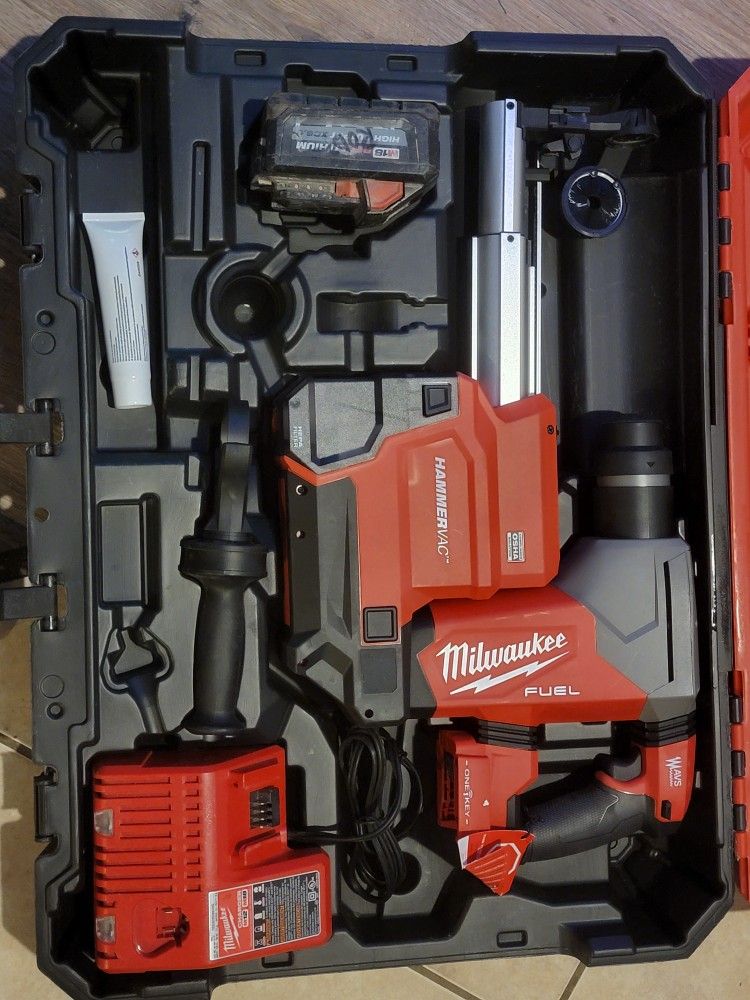 Milwaukee M18 Rotary Hammer Drill With Vacuum