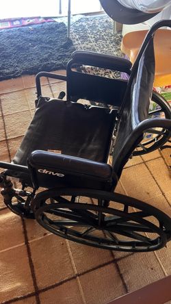 Drive Medical Wheelchair - 18″ Seat, Detachable Desk Arms, Swing-Away Footrests