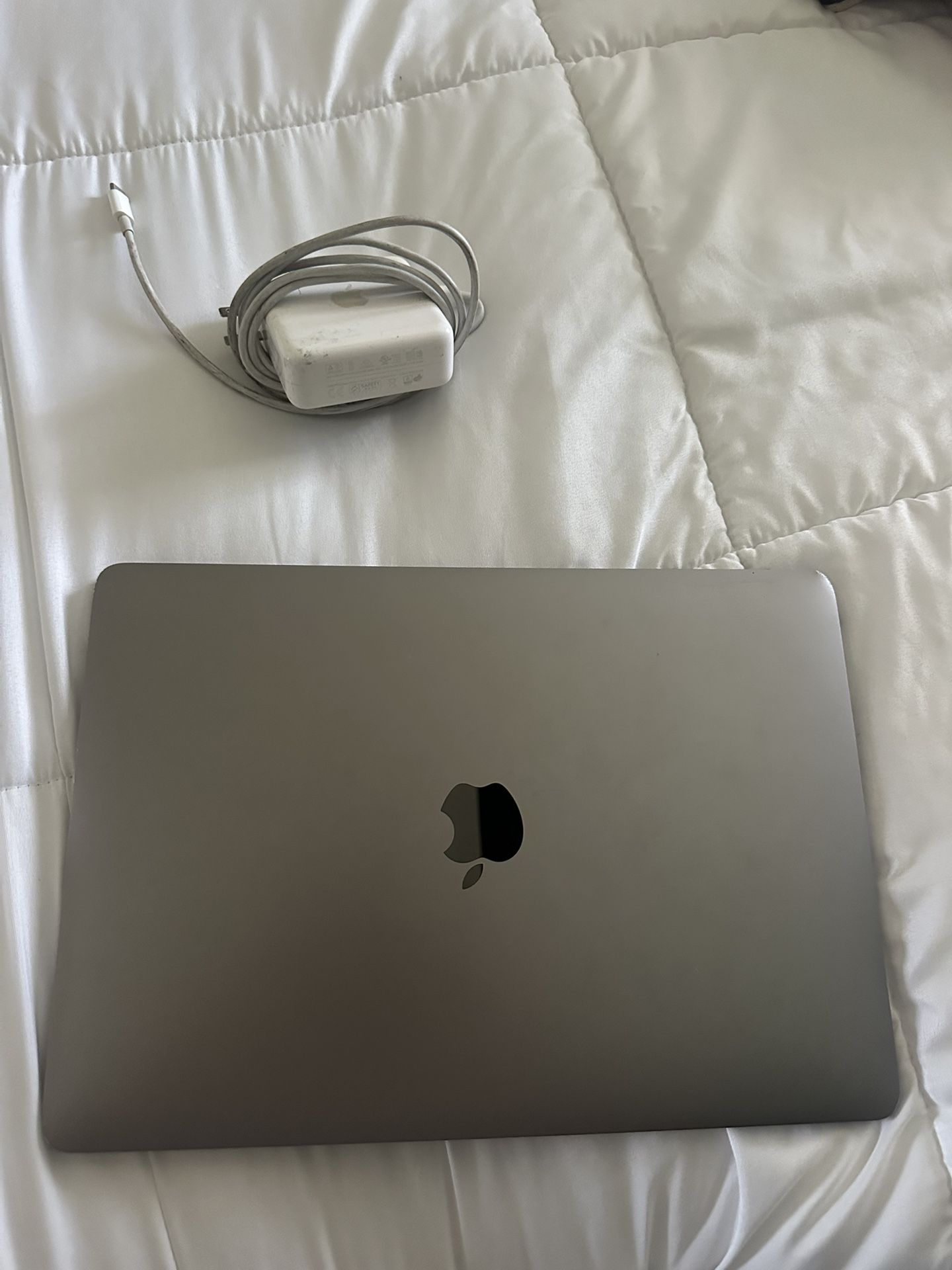 Macbook Pro 13inch (2020)