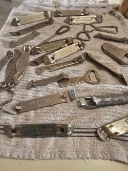 LOT OF 25 VINTAGE BEER OPENERS HAMMS SCHLITZ & MORE